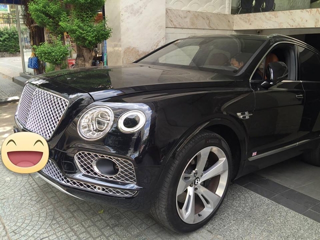  Chiếc Bentley Bentayga màu đen mởi ra biển tại Sài Gòn. 