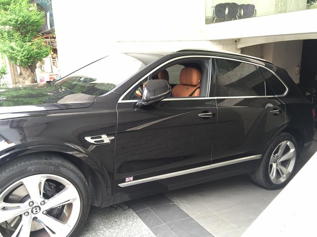  Bên sườn xe có biểu tượng quốc kỳ Anh và mâm 22 inch 5 chấu như Bentley Bentayga First Edition. 