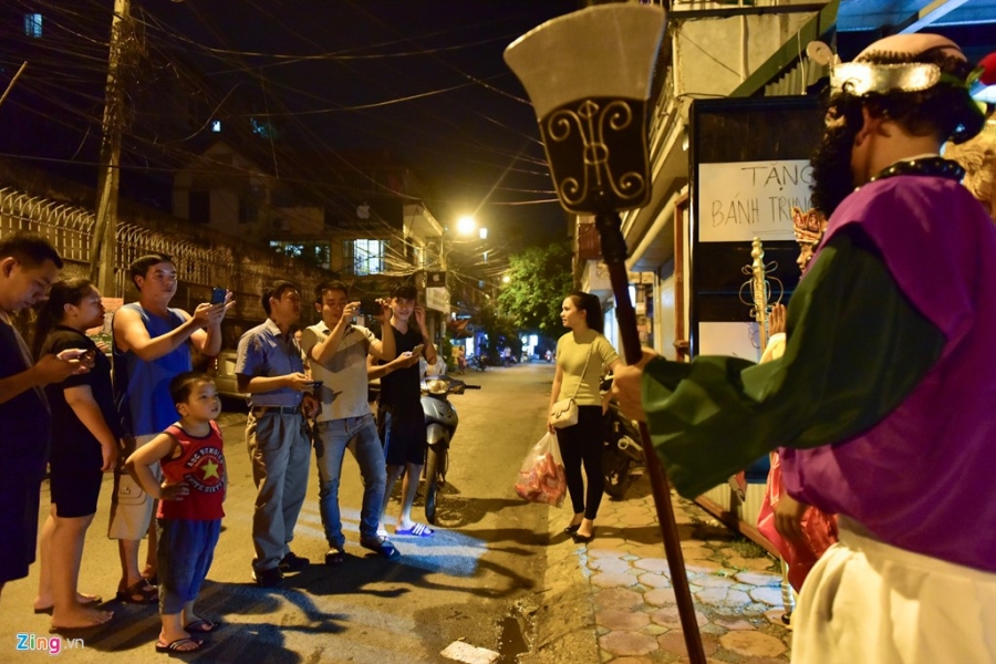 Xuat hien 'thay tro Duong Tang' tren pho Ha Noi hinh anh 4