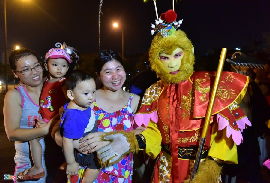 Xuat hien 'thay tro Duong Tang' tren pho Ha Noi hinh anh 5