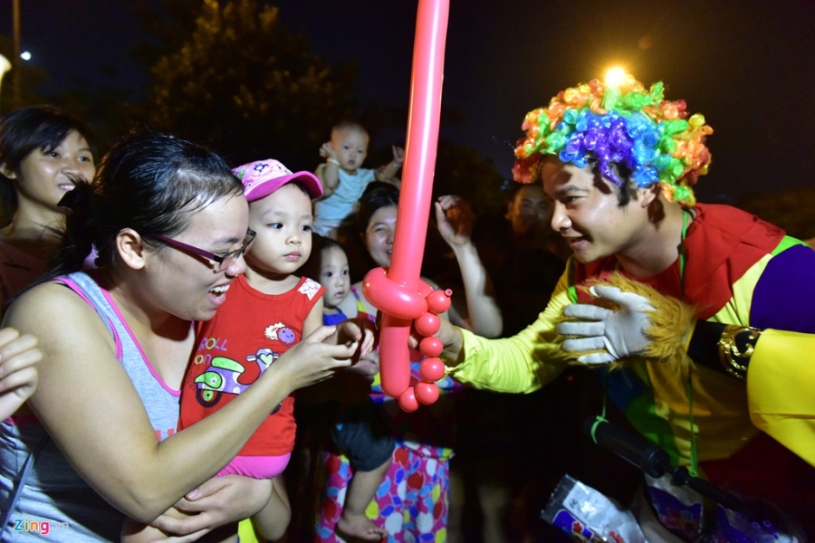 Xuat hien 'thay tro Duong Tang' tren pho Ha Noi hinh anh 10