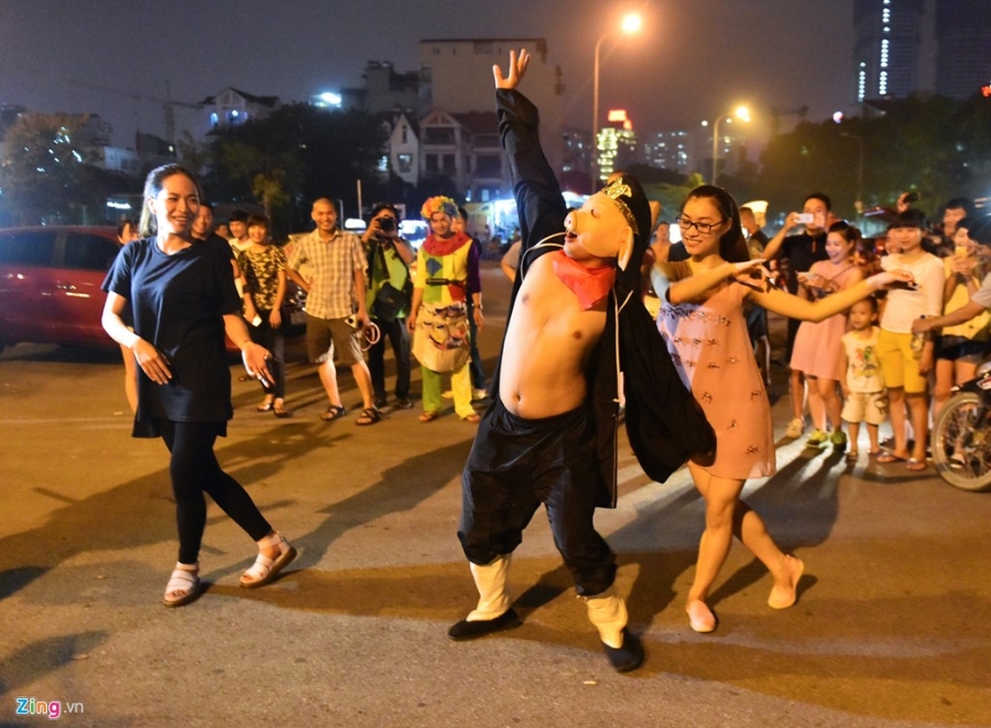 Xuat hien 'thay tro Duong Tang' tren pho Ha Noi hinh anh 13