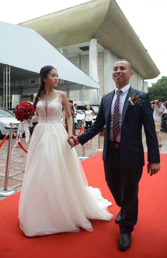 chi-anh-di-xe-hon-7-ty-dong-toi-tiec-cuoi-4