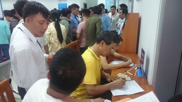 Nhiều người đổ xô đi đổi giấy phép lái xe mô tô vì nghe tin đồn sắp hết hạn 