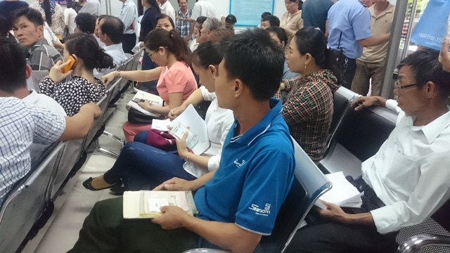 Khu vực đổi giấy phép lái xe của Sở Giao thông vận tải Đà Nẵng luôn đông người 