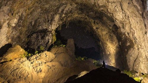 du khach ngo sap gap khung long khi toi son doong hinh anh 2