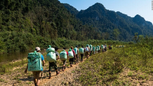du khach ngo sap gap khung long khi toi son doong hinh anh 3