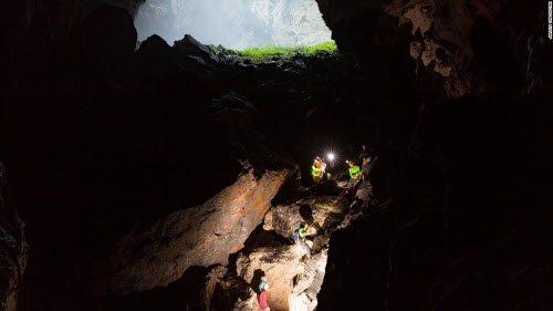 du khach ngo sap gap khung long khi toi son doong hinh anh 4