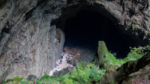 du khach ngo sap gap khung long khi toi son doong hinh anh 6