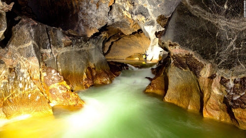 du khach ngo sap gap khung long khi toi son doong hinh anh 9