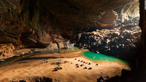 du khach ngo sap gap khung long khi toi son doong hinh anh 10