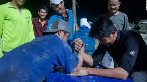 du khach ngo sap gap khung long khi toi son doong hinh anh 11