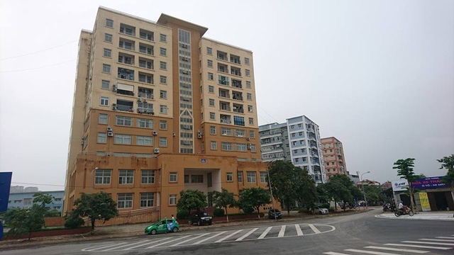 Cuộc sống của hàng chục hộ dân tại tòa nhà tái định cư CC2 này rất chật vật vì thang máy hỏng, nhiều hạng mục khác đang xuống cấp.