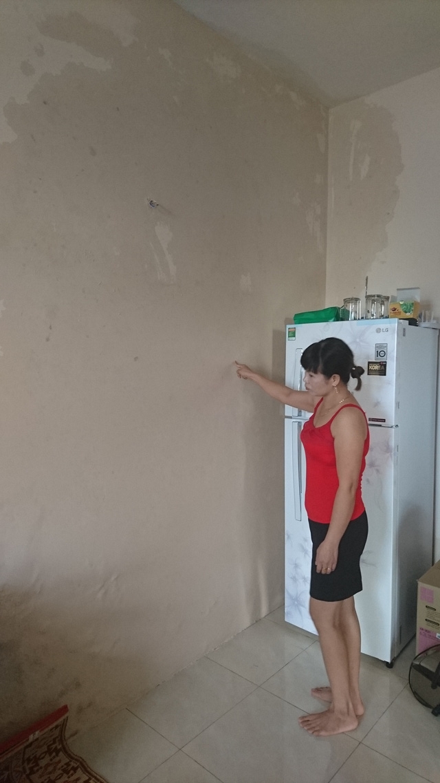 Một mảng tường lớn nhà chị Thúy bị thấm nước.