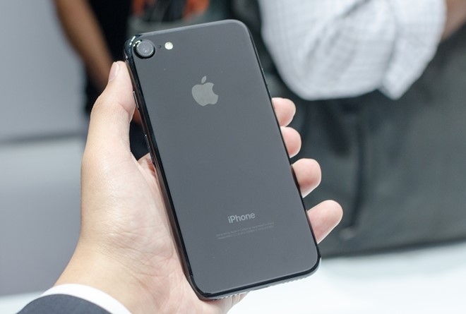 iPhone 7 Jet Black co the som chay hang, doi gia khi ve VN hinh anh 1