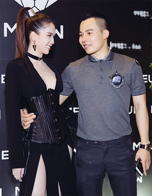Ngọc Trinh khoe đùi với váy xẻ tà hai bên