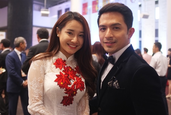 Tại sự kiện, Nhã Phương còn gặp gỡ Dennis Trillo - ngôi sao Philippines từng được biết đến qua bộ phim Người tình của chồng tôi.