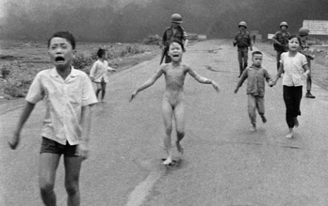 ong chu facebook bi chi trich vi kiem duyet anh 'em be napalm' hinh 0
