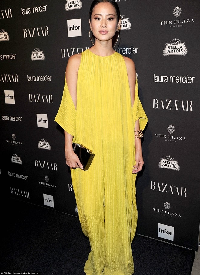 Sao nu dien mot cut-out tao bao hon chi em Kardashian hinh anh 9