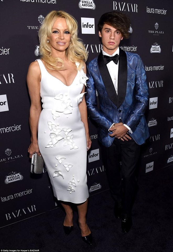Sao nu dien mot cut-out tao bao hon chi em Kardashian hinh anh 10