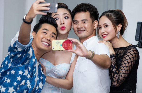 bang-kieu-om-hon-lan-phuong-tren-san-khau-9