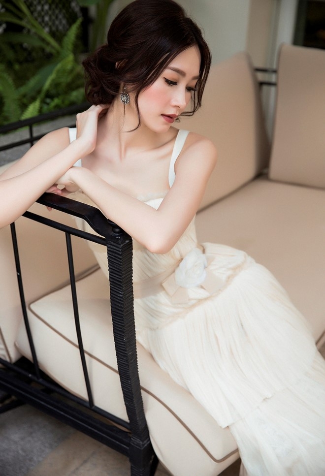 Dang Thu Thao dien dam voan trang mong manh hinh anh 2