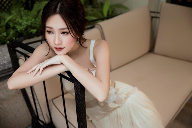 Dang Thu Thao dien dam voan trang mong manh hinh anh 3