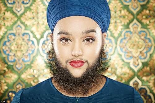  Danh hiệu người phụ nữ trẻ nhất thế giới có râu rậm và dài thuộc về cô Harnaam Kaur, ở Slough, Berkshire, Anh. Phần râu dài nhất của cô gái này là hơn 12cm, khi cô được 24 tuổi 282 ngày. 