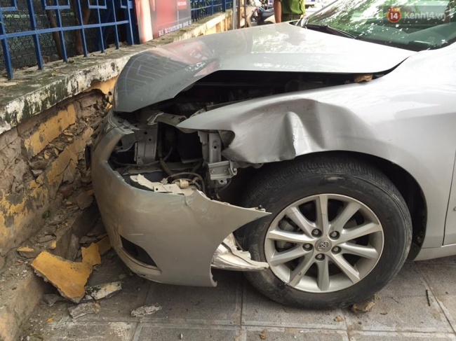 Ô tô mất lái lao lên vỉa hè, 1 người nguy kịch - Ảnh 1.