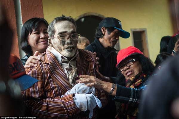 Indonesia, quật mồ,quần áo mới ,xác chết
