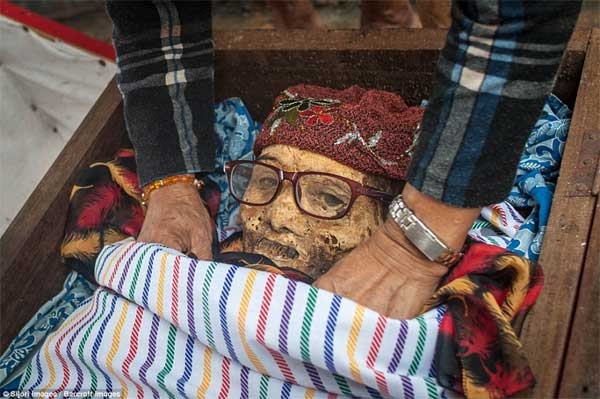 Indonesia, quật mồ,quần áo mới ,xác chết