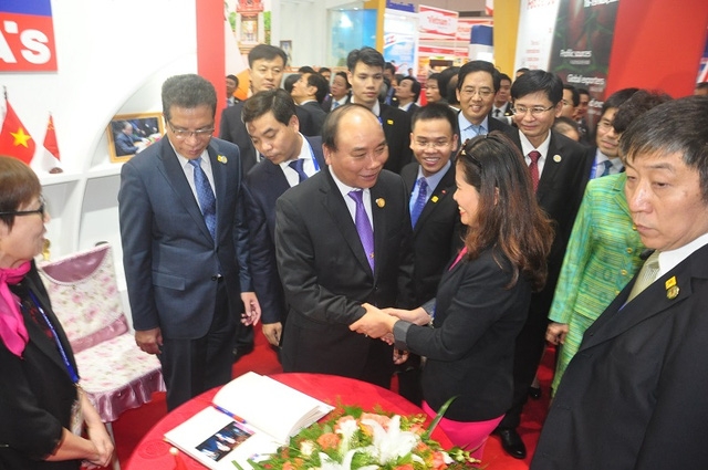  Thủ tướng thăm gian hàng của doanh nghiệp Việt Nam 