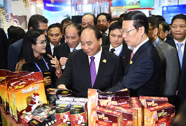  Thủ tướng Nguyễn Xuân Phúc giới thiệu với Phó Thủ tướng Trương Cao Lệ về cà phê Việt Nam/Ảnh: VGP 