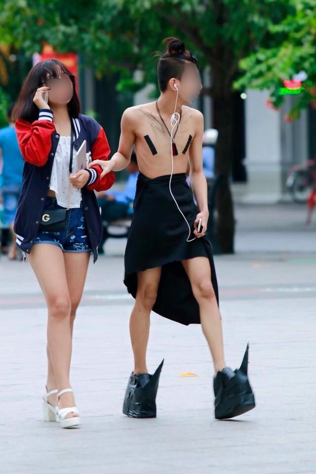 Cởi trần, chỉ quấn 1 tấm vải quanh thân: Anh chàng với bộ trang phục lạ này đang gây xôn xao khắp nơi - Ảnh 2.