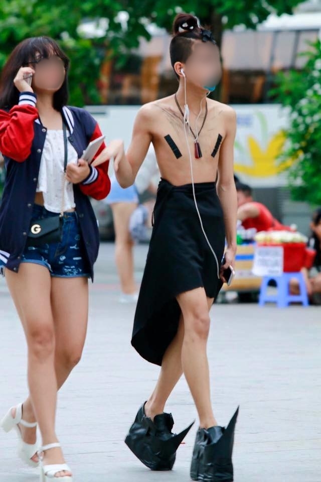 Cởi trần, chỉ quấn 1 tấm vải quanh thân: Anh chàng với bộ trang phục lạ này đang gây xôn xao khắp nơi - Ảnh 3.