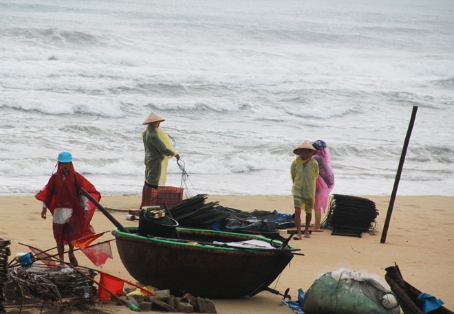 Bao giat cap 10 huong vao Da Nang - Quang Ngai hinh anh 2