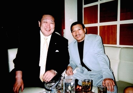 Hidetoshi Tanaka (bên trái) ngồi cạnh ông trùm Shinobu Tsukasa trong một hộp đêm ở Nagoya. Ảnh: VICE.