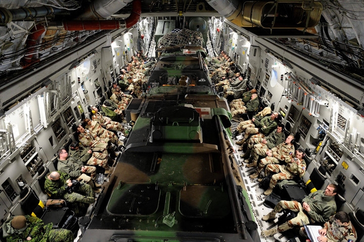 c-17: may bay van tai phuc vu cac chuyen cong du cua tong thong my hinh 5