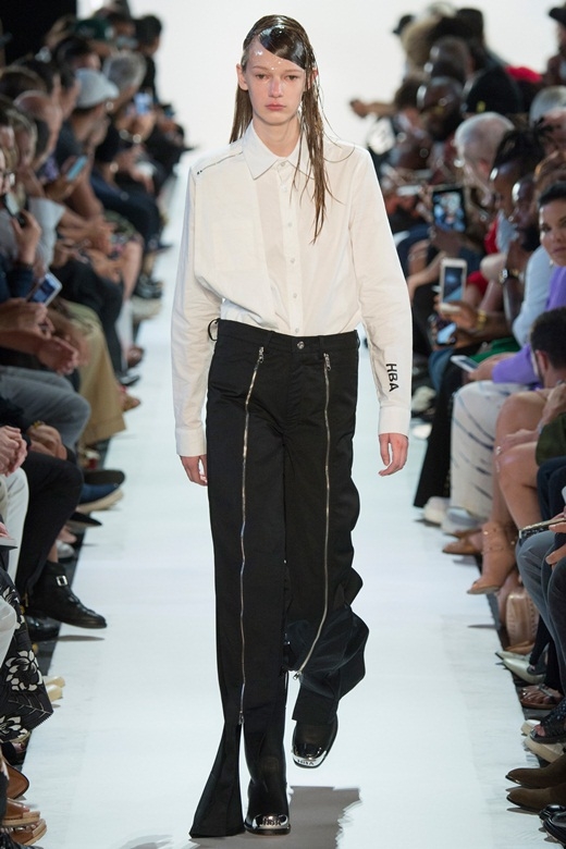 Cặp người mẫu ngực trần catwalk trong show Hood by Air