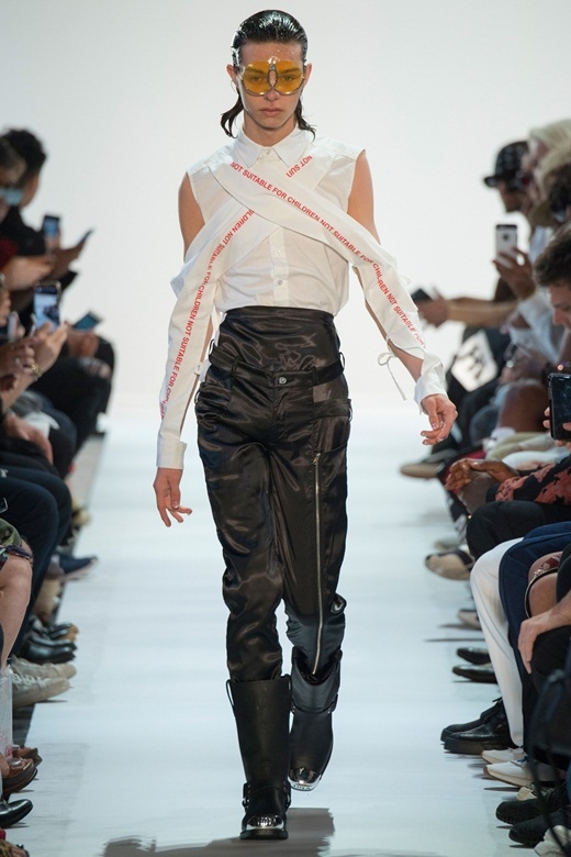 Cặp người mẫu ngực trần catwalk trong show Hood by Air