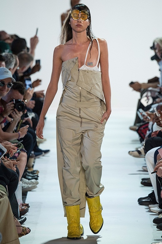 Cặp người mẫu ngực trần catwalk trong show Hood by Air