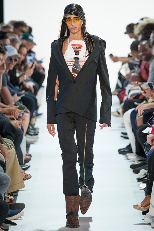 Cặp người mẫu ngực trần catwalk trong show Hood by Air
