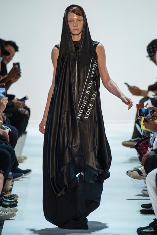 Cặp người mẫu ngực trần catwalk trong show Hood by Air
