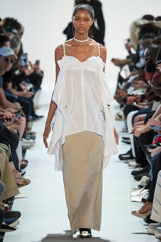 Cặp người mẫu ngực trần catwalk trong show Hood by Air