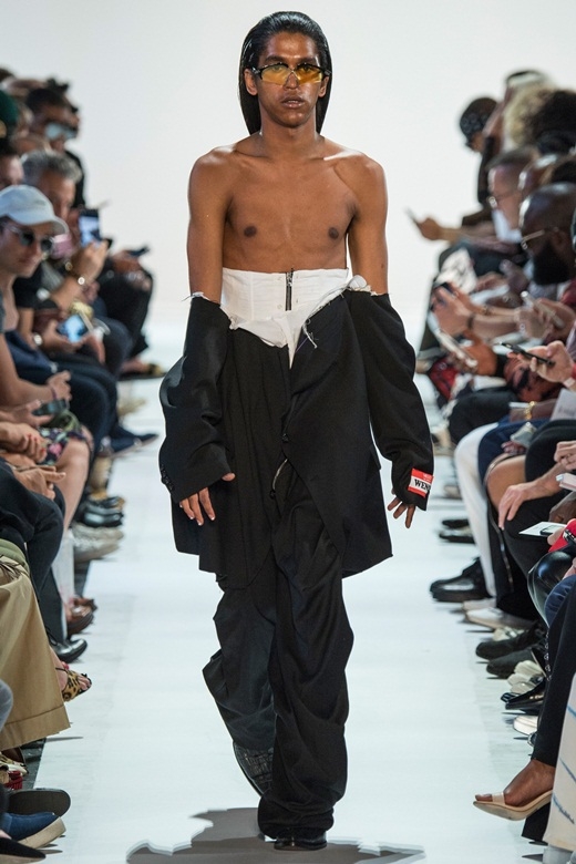 Cặp người mẫu ngực trần catwalk trong show Hood by Air