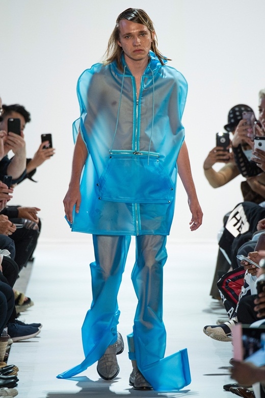 Cặp người mẫu ngực trần catwalk trong show Hood by Air