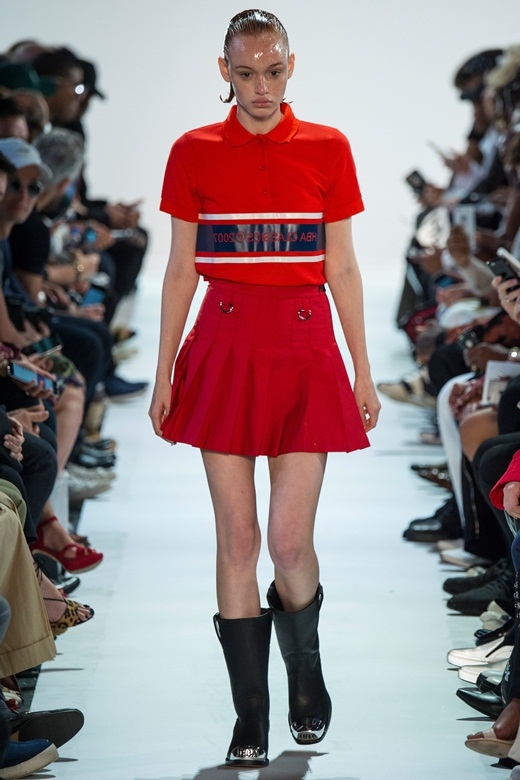 Cặp người mẫu ngực trần catwalk trong show Hood by Air