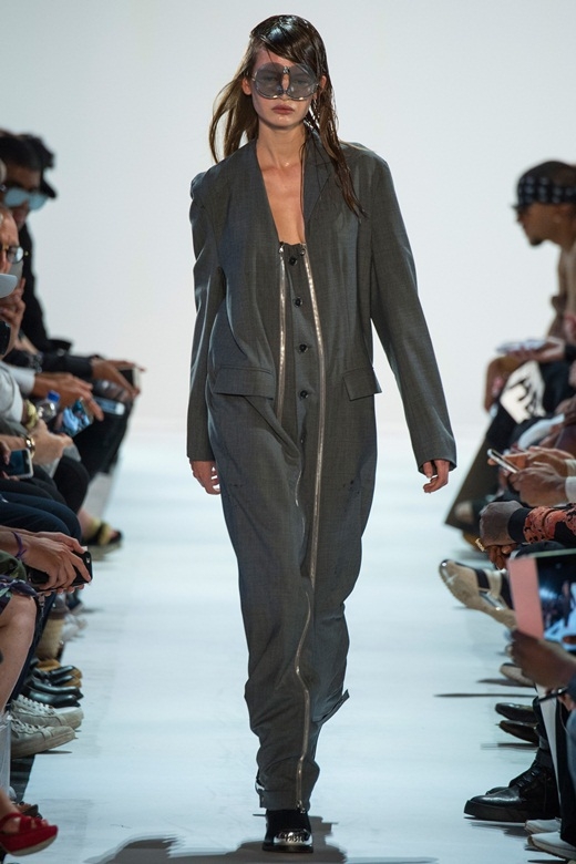 Cặp người mẫu ngực trần catwalk trong show Hood by Air