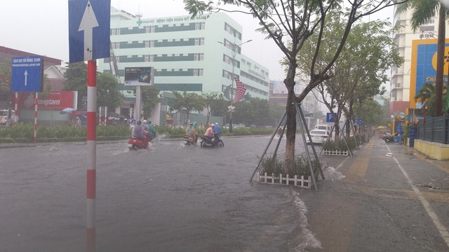 Có người phải xuống xe dắt bộ 