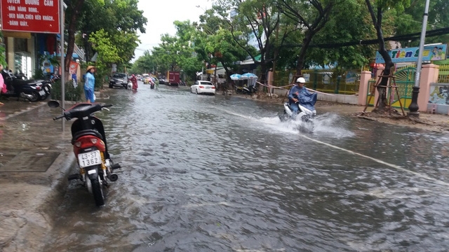 Đường Quang Trung cũng bị ngập 